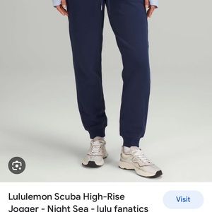 NWT Lululemon high rise jogger size 8 in navy